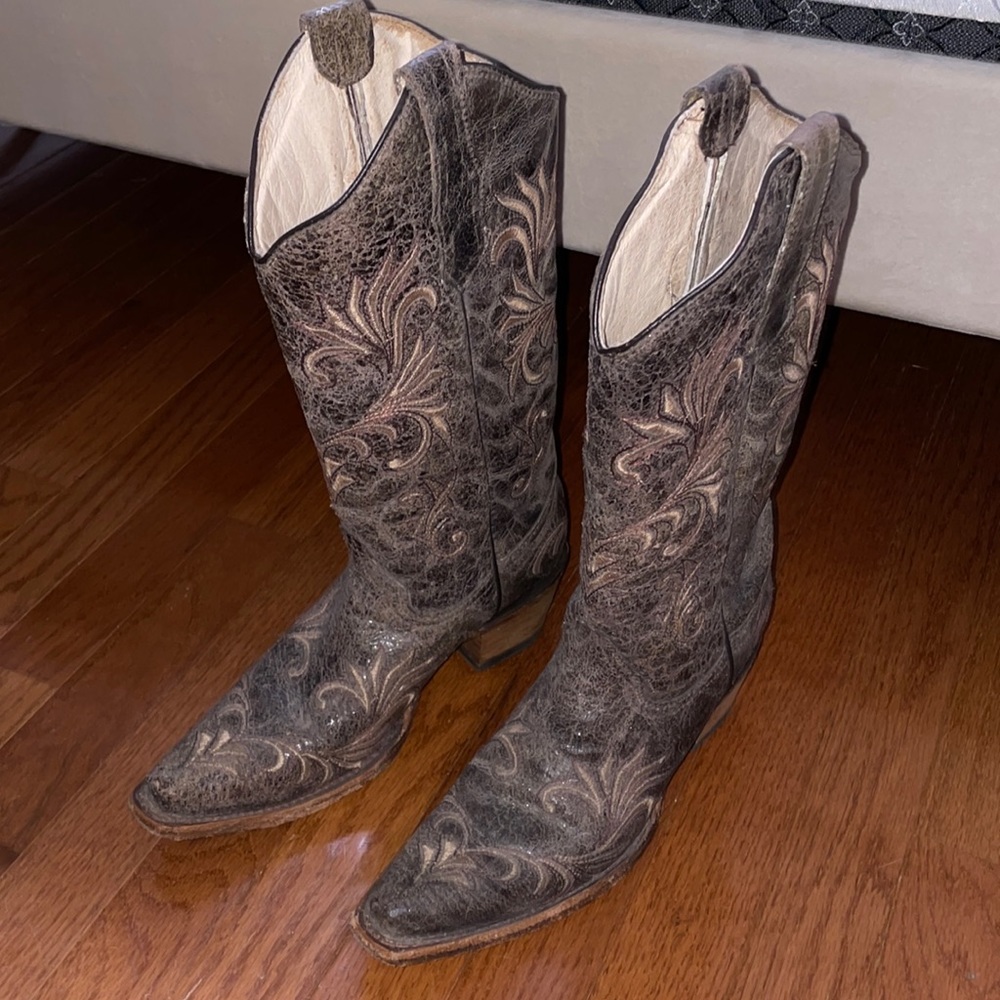 Circle G shiny leather boots.